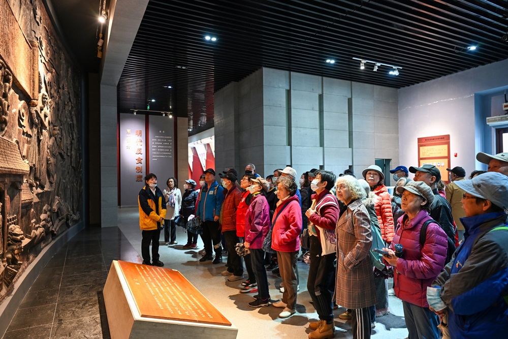 △ 2024年4月10日，北京朝陽(yáng)區(qū)安慧里社區(qū)黨委組織離退休黨員參觀“明鏡昭廉”明代反貪尚廉歷史文化園。