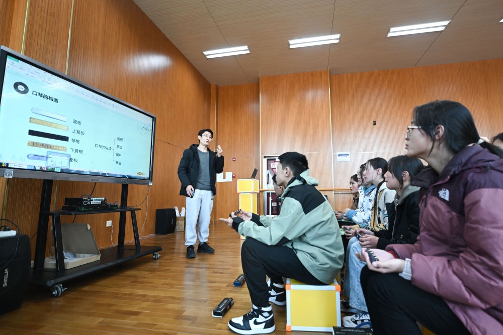 上海援青教師闞延俊在給學(xué)生上音樂(lè)課（2023年2月23日攝）。