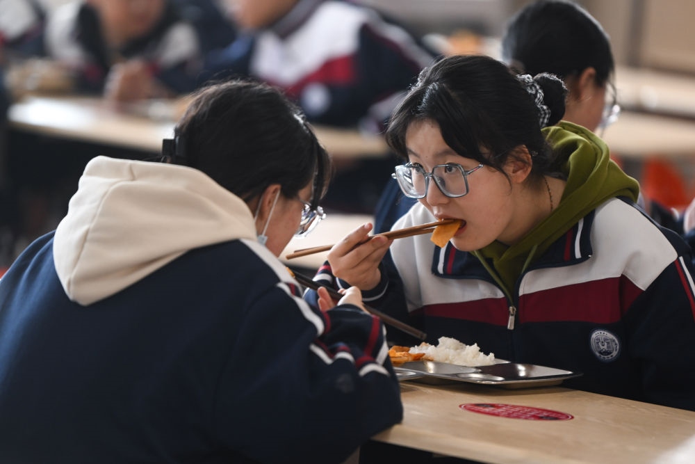 2023年2月23日，果洛西寧民族中學學生在食堂吃午飯。