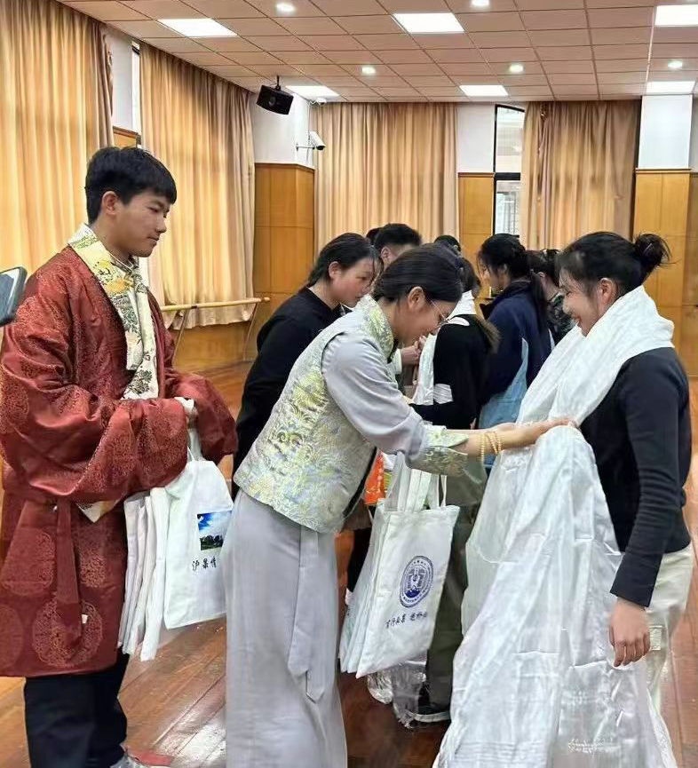 2024年1月18日，在上海市大同中學，果洛西寧民族中學學生給上海大同中學師生獻哈達。新華社發(fā)（果洛州教育局供圖）