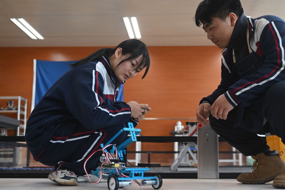 2023年2月23日，果洛西寧民族中學學生在機器人教室內操作自己組裝的機器人。