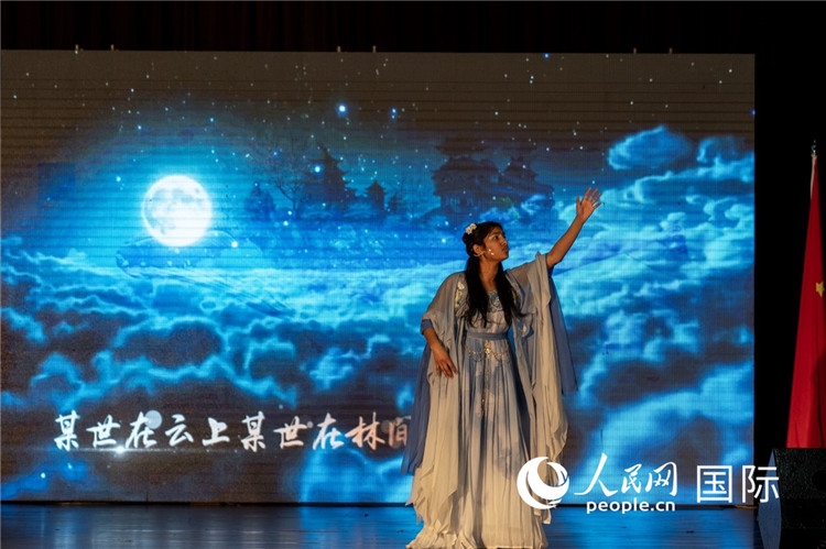 參賽選手演唱中文歌曲《左手指月》。人民日?qǐng)?bào)非洲中心分社 希拉茲·莫林?jǐn)z