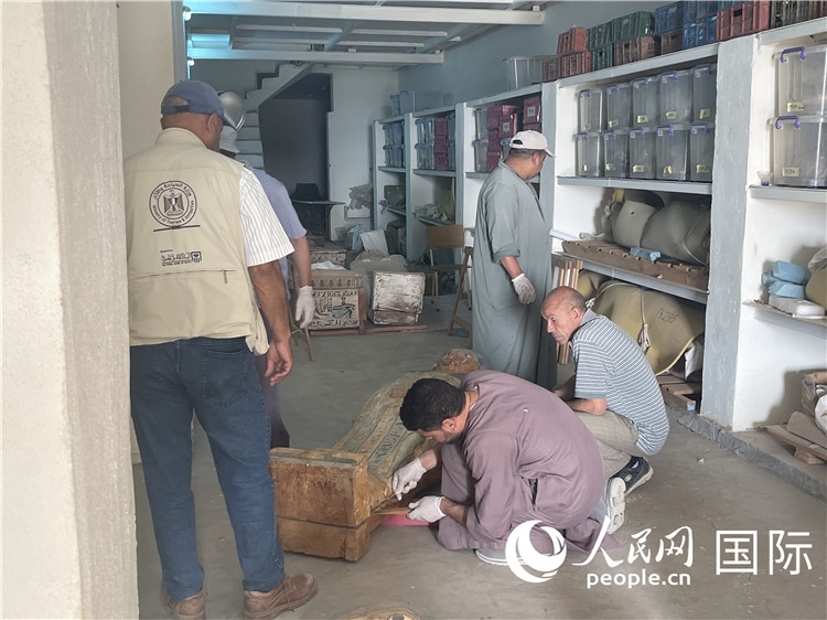 圖為中埃薩卡拉新出土文物數(shù)字化調(diào)查與研究項(xiàng)目團(tuán)隊(duì)在工作現(xiàn)場(chǎng)。薛江攝