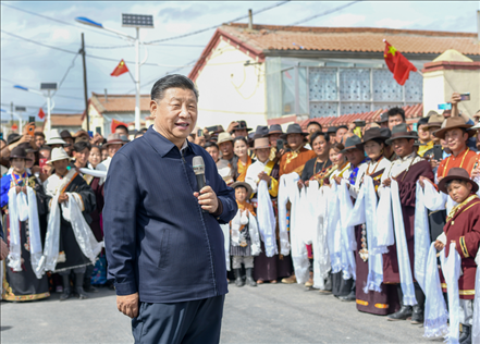 2021年6月7日至9日，習(xí)近平總書記在青?？疾?。這是8日下午，習(xí)近平在海北藏族自治州剛察縣沙柳河鎮(zhèn)果洛藏貢麻村考察時(shí)，同村民們親切交流。新華社記者 謝環(huán)馳 攝