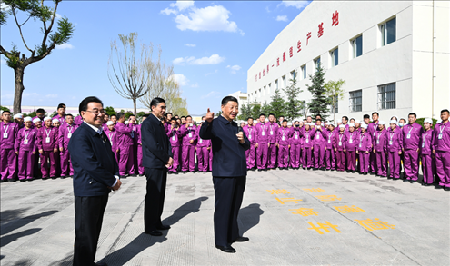 2021年6月7日至9日，習(xí)近平總書記在青?？疾臁＿@是7日下午，習(xí)近平總書記在青海圣源地毯集團(tuán)有限公司考察時(shí)，同企業(yè)員工親切交流。新華社記者 謝環(huán)馳 攝