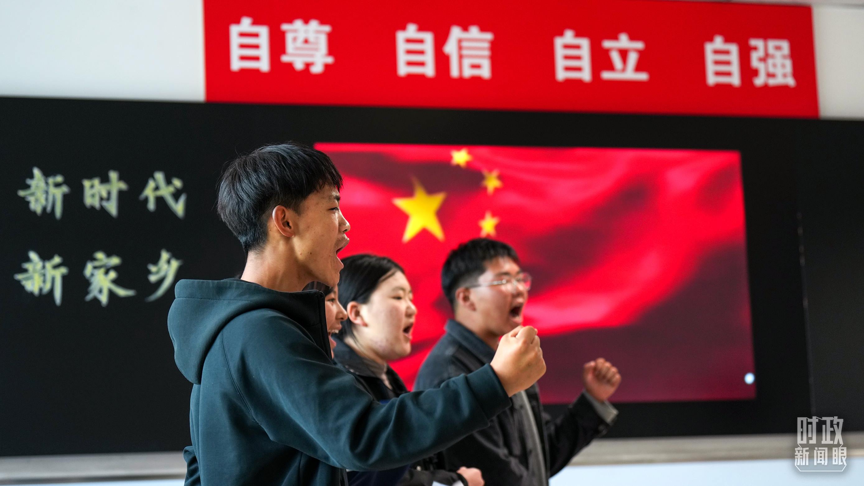 △果洛西寧民族中學(xué)高一（1）班的“新時代、新家鄉(xiāng)”主題思政課。（總臺央視記者許永松、國廣記者李晉拍攝）