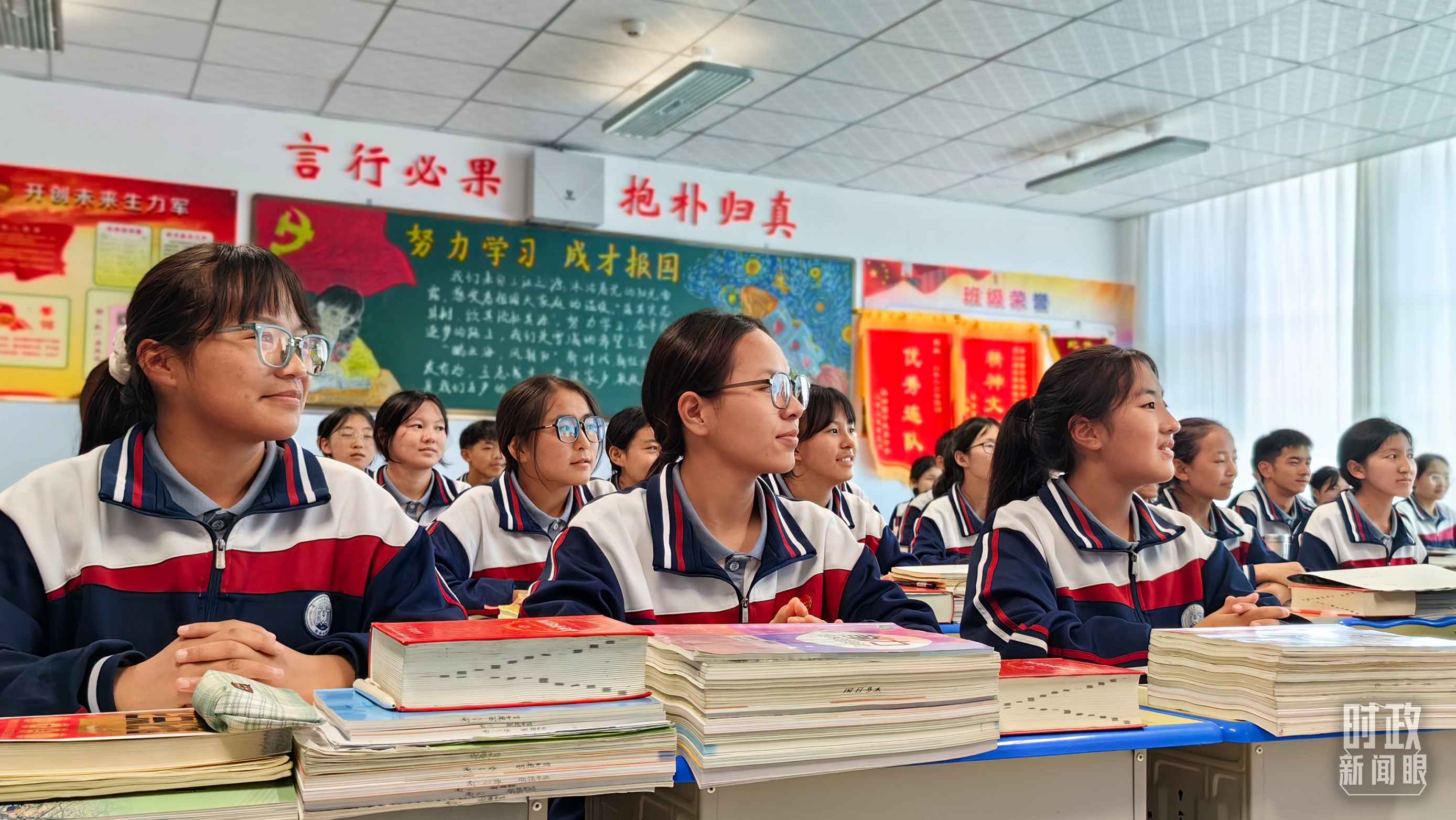 △果洛西寧民族中學(xué)高一（1）班的“新時代、新家鄉(xiāng)”主題思政課。（總臺央視記者段德文拍攝）