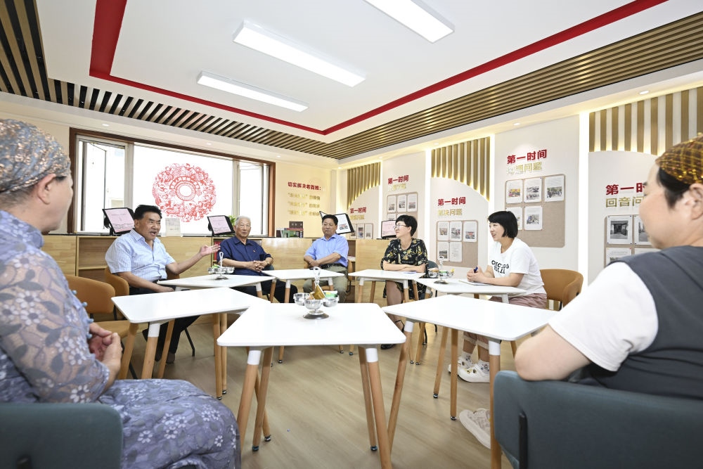 6月20日，長(zhǎng)城花園社區(qū)居民在居民議事廳議事。