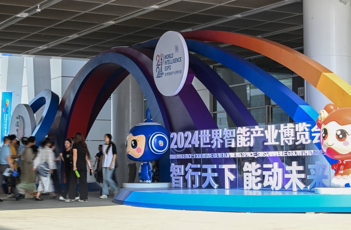 6月20日，與會者走入國家會展中心（天津）參會。新華社記者 孫凡越 攝