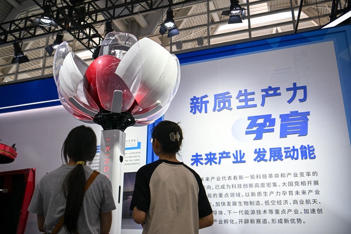 6月20日，與會者參觀天津云圣智能科技有限責(zé)任公司展區(qū)展出的“圣·寶蓮燈”全自主無人機(jī)巡檢系統(tǒng)。新華社記者 孫凡越 攝