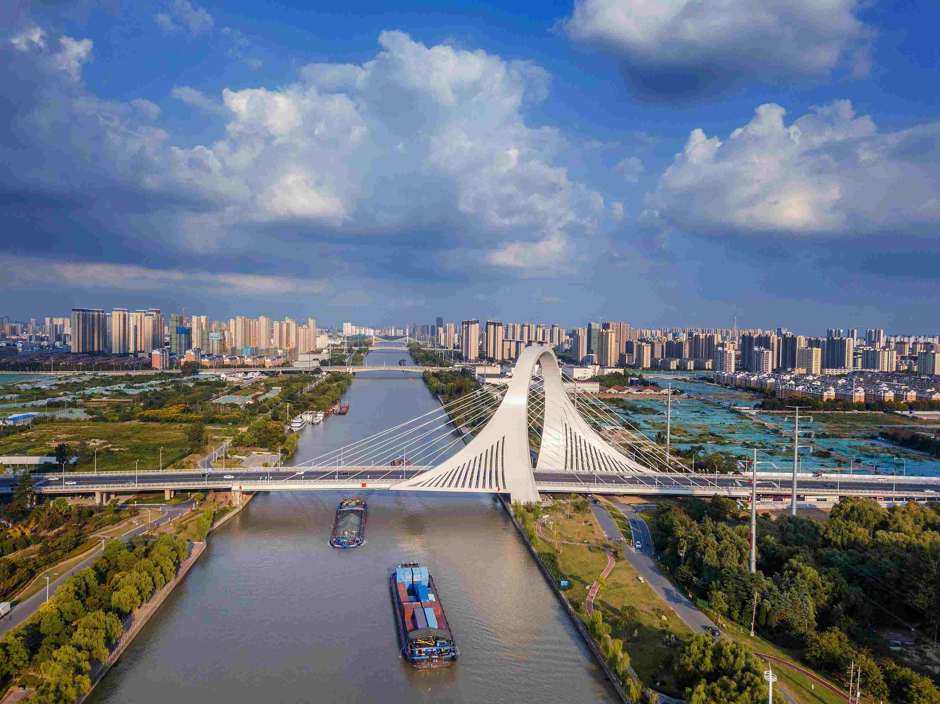 2022年9月12日，幾艘船舶行駛在江蘇淮安運(yùn)河大橋附近。