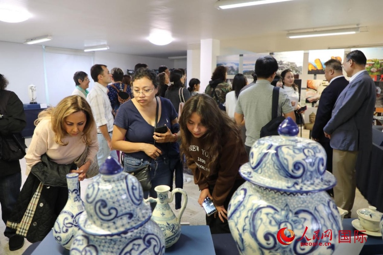 在展覽現(xiàn)場，觀眾們駐足欣賞德化瓷和墨西哥彩瓷。人民網(wǎng) 埃內(nèi)斯托·多明戈斯攝
