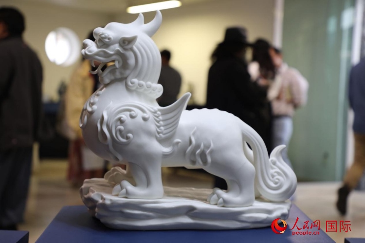 展覽現(xiàn)場的德化白瓷。人民網(wǎng) 埃內(nèi)斯托·多明戈斯攝