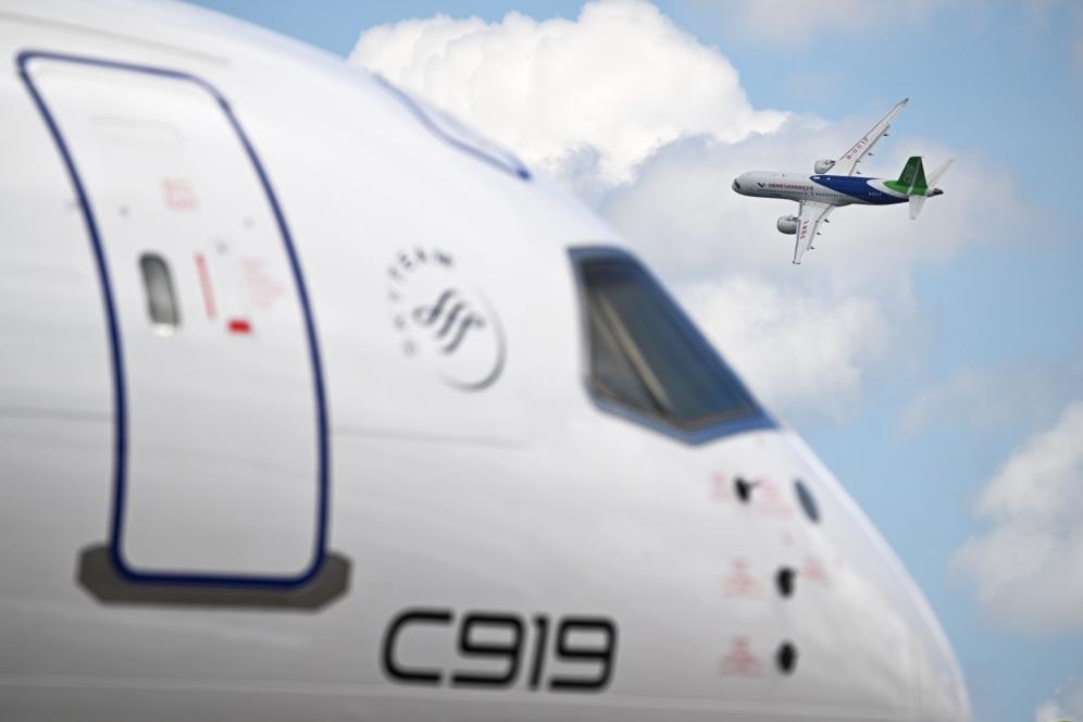 一架中國(guó)商飛公司C919客機(jī)在新加坡航展上做飛行表演（2024年2月20日攝）。新華社發(fā)（鄧智煒攝）