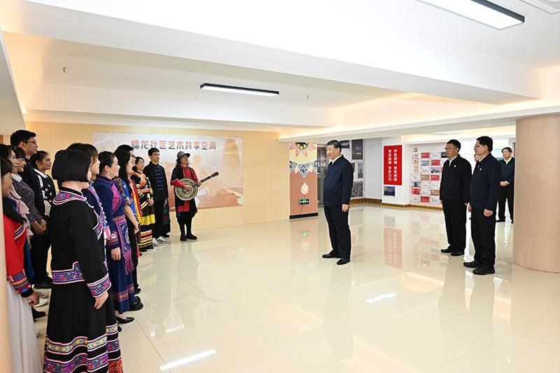 2023年12月14日，習(xí)近平總書記在廣西南寧市良慶區(qū)蟠龍社區(qū)黨群服務(wù)中心文體活動室同社區(qū)居民親切交流。