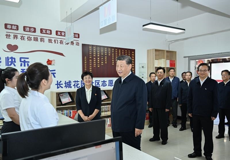 2024年6月19日，習(xí)近平總書記在寧夏銀川市金鳳區(qū)長城花園社區(qū)黨群服務(wù)中心便民服務(wù)廳了解社區(qū)開展便民惠民服務(wù)等情況。