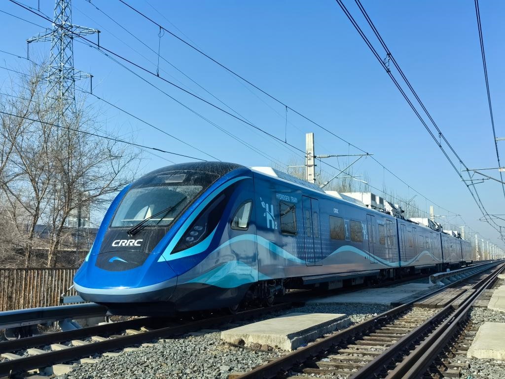 我國(guó)首列氫能源市域列車(chē)在位于長(zhǎng)春的中車(chē)長(zhǎng)客試驗(yàn)線(xiàn)進(jìn)行運(yùn)行試驗(yàn)（2024年3月21日攝）。新華社發(fā)（中車(chē)長(zhǎng)客股份公司提供）