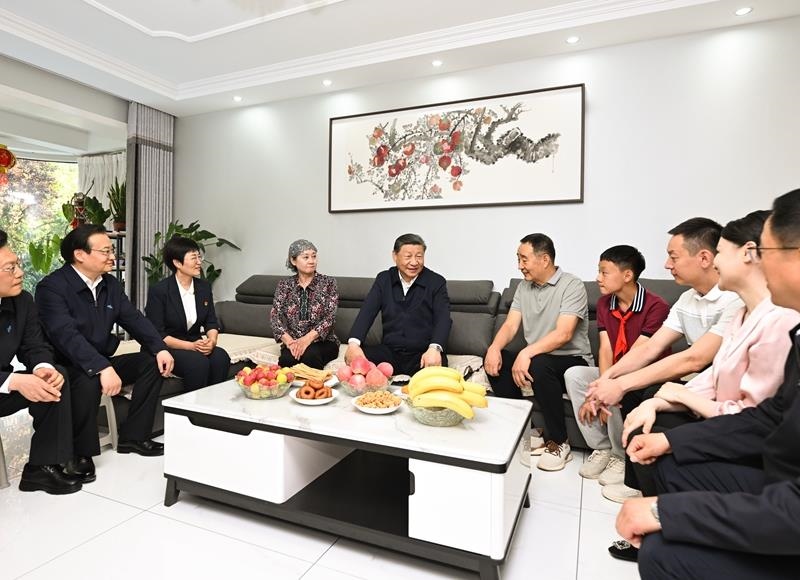 2024年6月19日，習(xí)近平總書記在寧夏銀川市金鳳區(qū)長城花園社區(qū)居民趙守成家中，同一家人圍坐在一起拉家常。