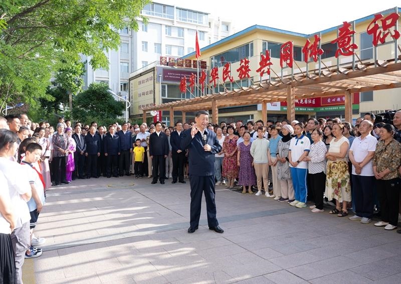 2024年6月19日，習(xí)近平總書記在寧夏銀川市金鳳區(qū)長城花園社區(qū)考察時(shí)，同社區(qū)居民親切交流。