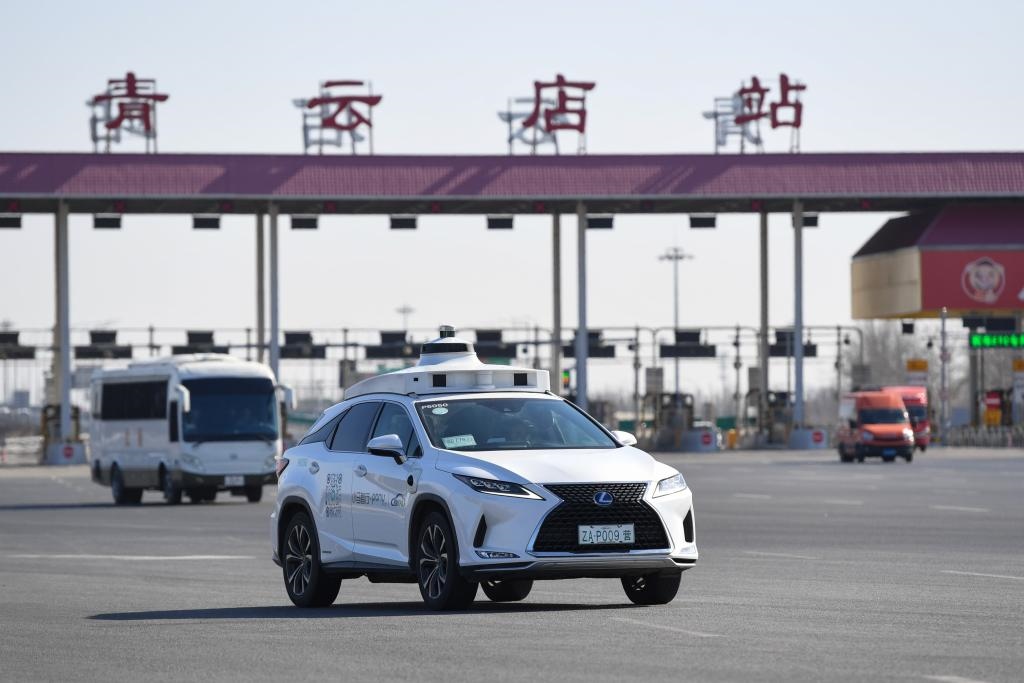 一輛自動(dòng)駕駛車(chē)行駛在北京大興國(guó)際機(jī)場(chǎng)到亦莊的自動(dòng)駕駛線(xiàn)路上（2024年3月1日攝）。新華社記者 鞠煥宗 攝