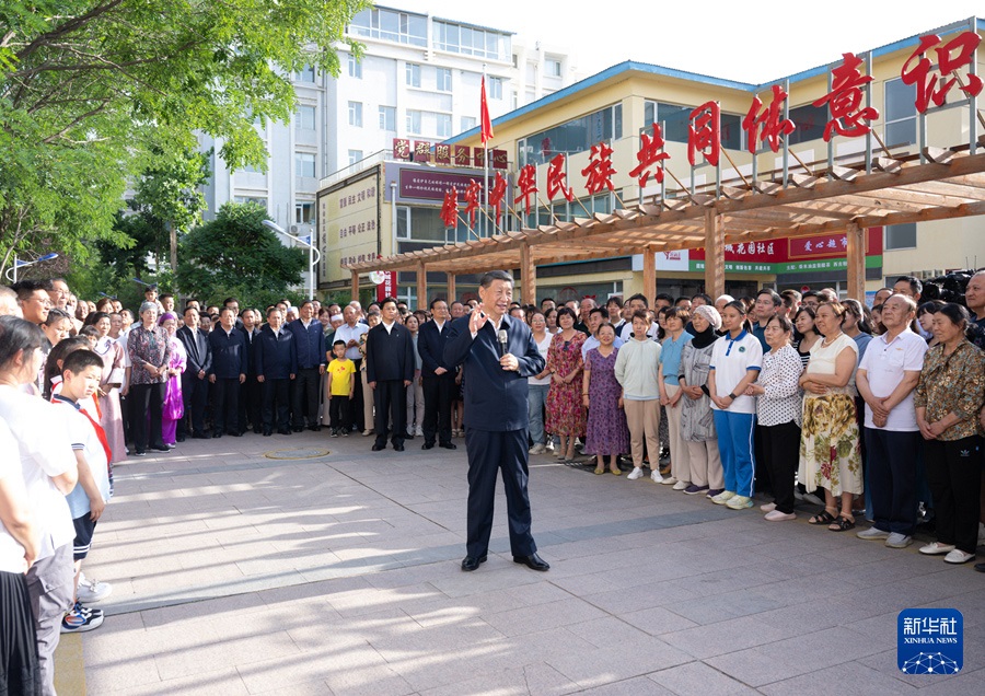 6月19日下午，習(xí)近平總書(shū)記在銀川市金鳳區(qū)長(zhǎng)城花園社區(qū)考察時(shí)，同社區(qū)居民親切交流。
