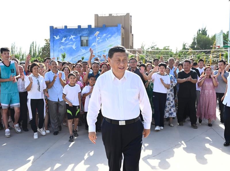 2022年7月14日，習(xí)近平總書記在新疆吐魯番市高昌區(qū)亞爾鎮(zhèn)新城片區(qū)新城西門村考察時(shí)，同各族群眾在一起。