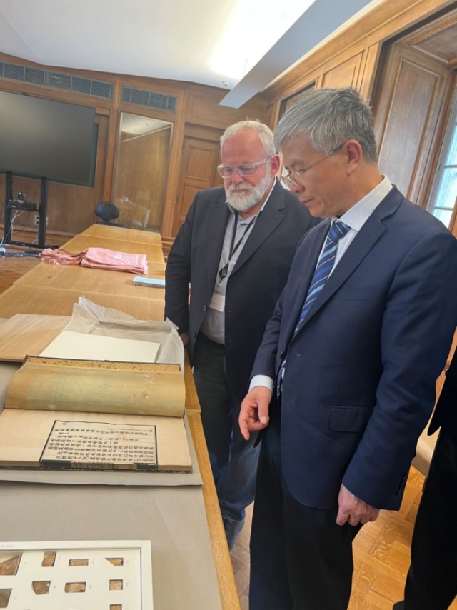 山東大學(xué)校長李術(shù)才率團(tuán)訪問法國國家圖書館。山東大學(xué)供圖