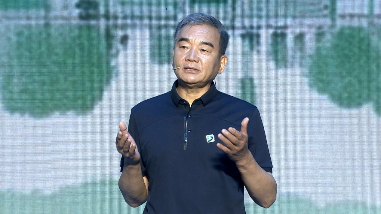 中國博物館協(xié)會理事長劉曙光現(xiàn)場講述。