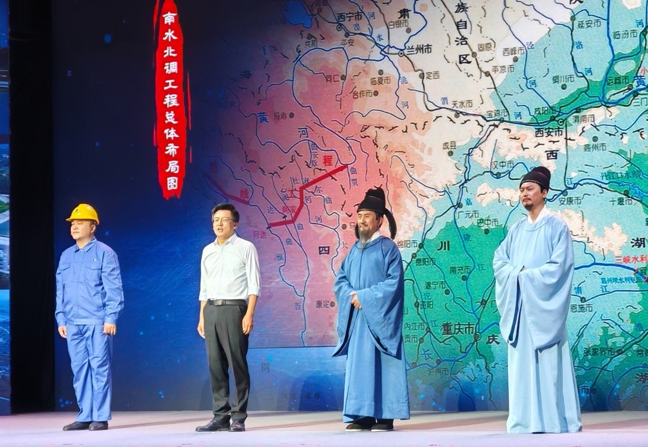 演員張志堅（右二）、演員侯京?。ㄓ乙唬?、北京郭守敬紀(jì)念館執(zhí)行館長張鵬（左二）和江蘇省江都水利工程管理處第二抽水站管理所副所長郭凱（左一）同臺演繹。