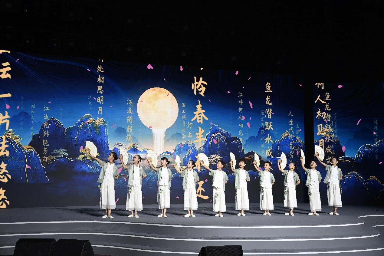 揚州市邗江區(qū)實驗學(xué)校蔣王小學(xué)學(xué)生吟誦《春江花月夜》。