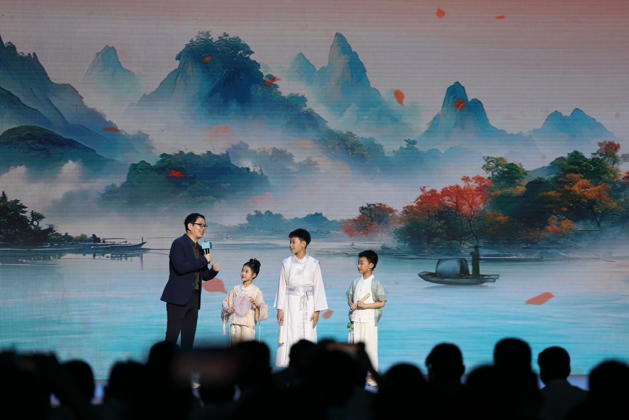 南京師范大學(xué)教授酈波（左一）與2024中國詩詞大會選手張可兒（左二）、姜敬曦（右二），揚州市邗江區(qū)實驗學(xué)校蔣王小學(xué)學(xué)生陸俊屹（右一）趣談大運河詩詞文化。