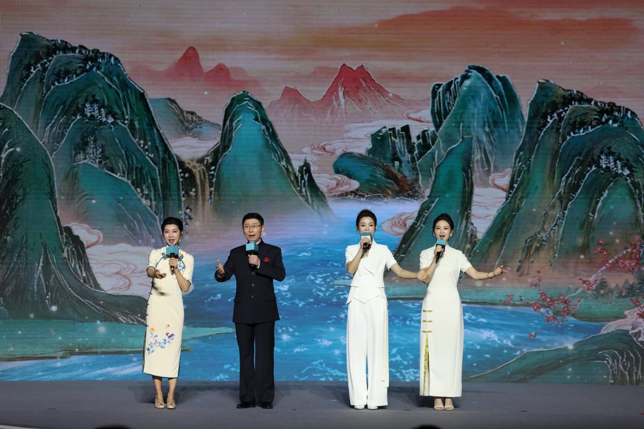 國家一級演員、京劇表演藝術(shù)家王平（左二），國家一級演員、南京藝術(shù)學(xué)院教授單雯（左一），浙江小百花越劇團(tuán)青年演員陳麗君（右二）、何青青（右一）同臺唱響千年運河情。
