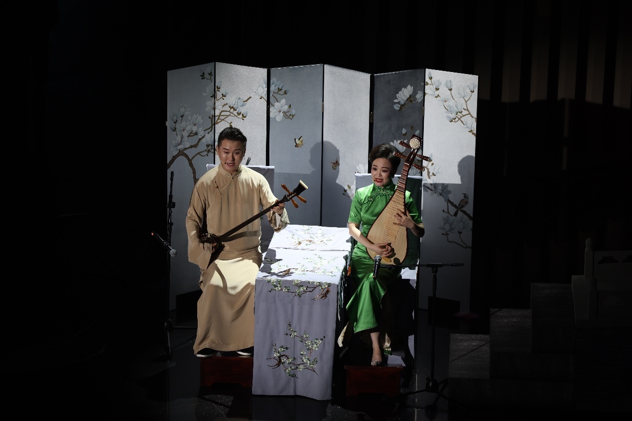 國家一級演員、揚州曲藝研究所青年演員劉芓君（右）、揚州曲藝研究所青年演員王智超（左）現(xiàn)場表演。
