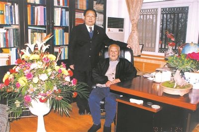 2001年2月，李德仁（左一）給導(dǎo)師王之卓拜年。