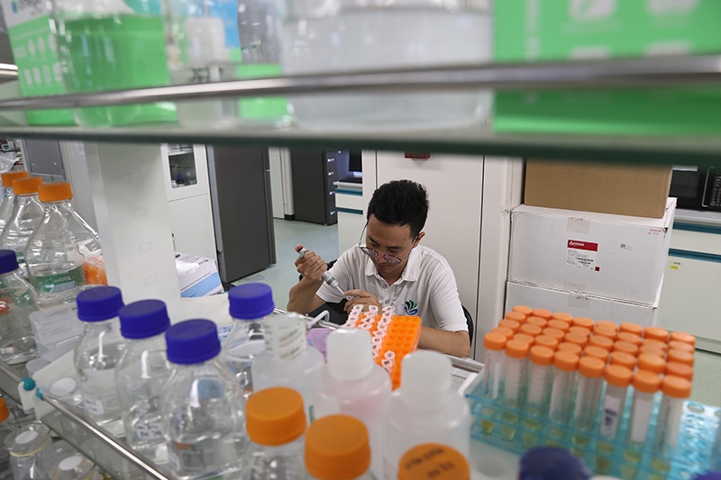 在三亞崖州灣科技城，一名青年科技工作者正在進行科研工作。