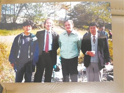 薛其坤（左一）在日本求學(xué)期間與導(dǎo)師櫻井教授合影。受訪(fǎng)者供圖