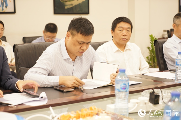 新當選尼日利亞中國礦業(yè)聯(lián)合會會長中國和聯(lián)公司董事長李輝發(fā)言。人民網(wǎng)記者 姜宣攝