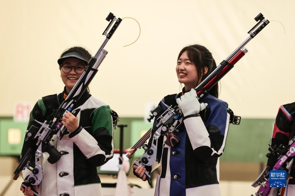 2023年9月24日，在杭州亞運會射擊項目女子10米氣步槍個人決賽中，中國選手黃雨婷以252.7環(huán)的成績獲得冠軍，韓佳予獲得亞軍，印度選手拉米塔獲得季軍。圖為黃雨婷（右）、韓佳予在比賽后。新華社記者 單宇琦 攝