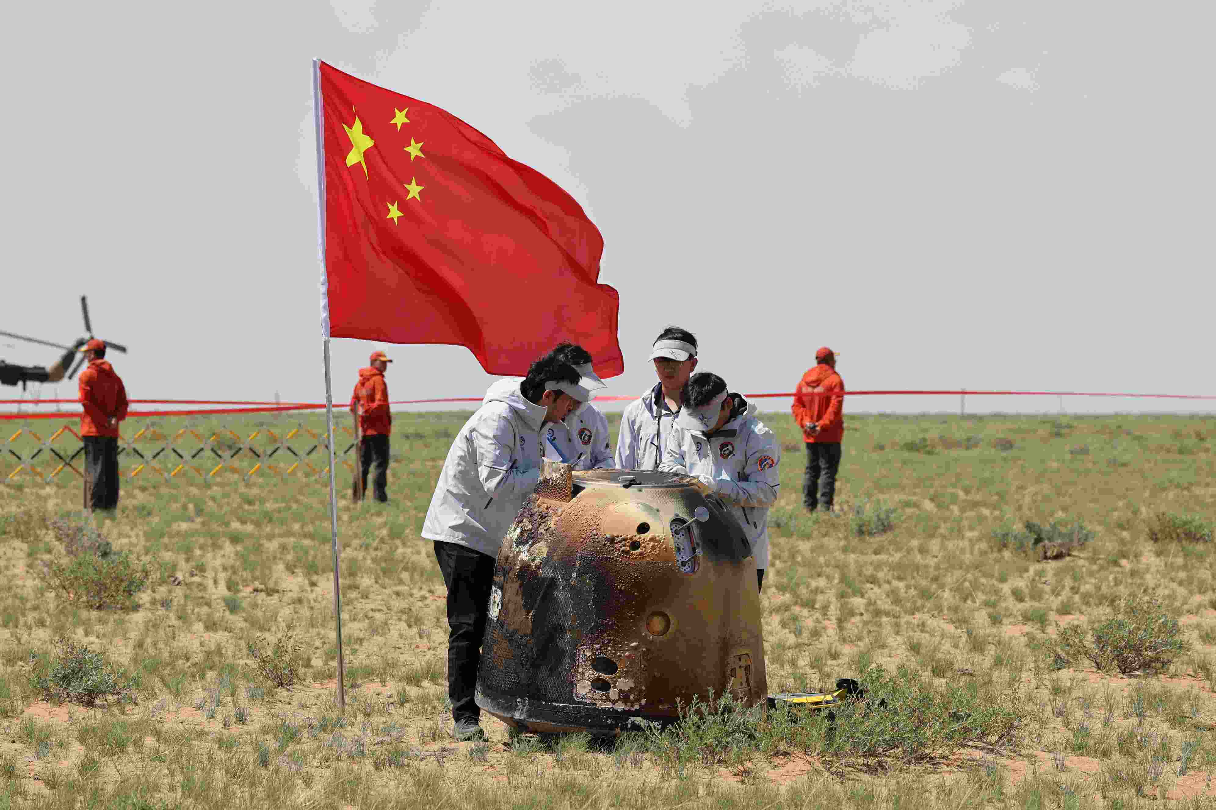 2024年6月25日拍攝的嫦娥六號返回器回收現(xiàn)場。