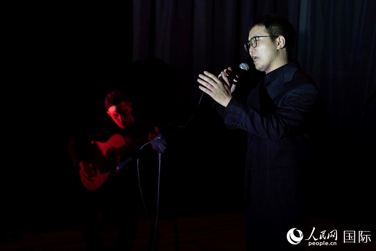歌曲表演。馬丁·薩巴拉攝