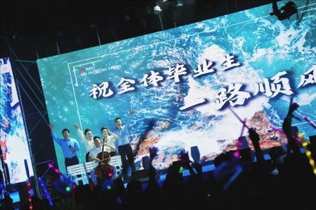 歌曲《祝你一路順風》演出現場。供圖：日照職業(yè)技術學院