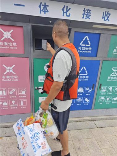 張琪在水上服務(wù)區(qū)處理生活垃圾。人民網(wǎng)記者 黃鈺攝