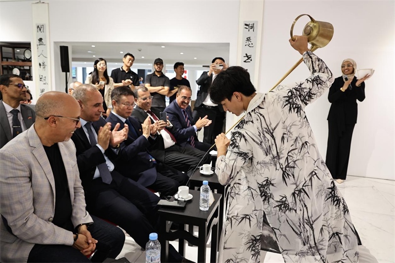 長嘴壺斟茶。拉巴特中國文化中心供圖