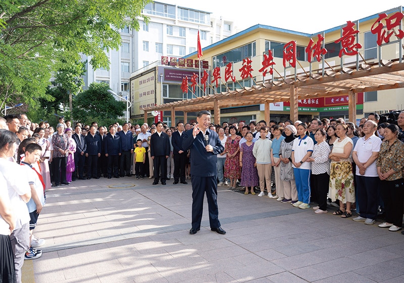 2024年6月19日至20日，中共中央總書記、國家主席、中央軍委主席習近平在寧夏考察。這是19日下午，習近平在銀川市金鳳區(qū)長城花園社區(qū)考察時，同社區(qū)居民親切交流。 新華社記者 謝環(huán)馳/攝