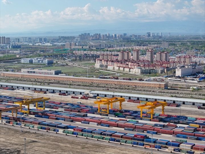 這是2024年4月18日拍攝的霍爾果斯鐵路口岸換裝場(chǎng)（無(wú)人機(jī)照片）。新華社記者 趙戈 攝
