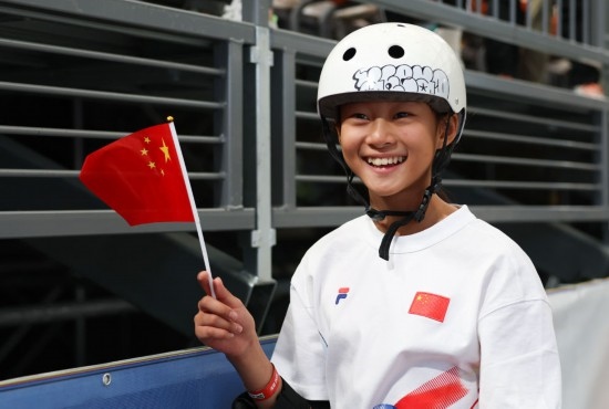 5月16日，巴黎奧運(yùn)會(huì)資格系列賽上海站滑板女子碗池預(yù)賽在上海舉行。圖為鄭好好在比賽后慶祝，她在預(yù)賽中最佳成績(jī)?yōu)?1.73分。新華社記者 王楷焱 攝