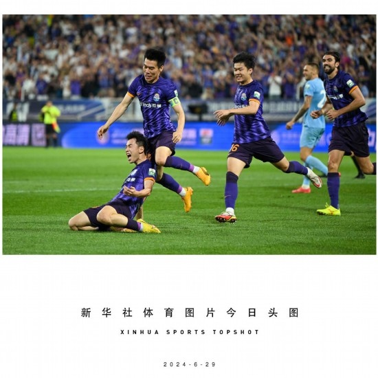  6月29日，天津津門虎隊(duì)球員劉俊賢（左一）在比賽中進(jìn)球后慶祝。新華社記者 孫凡越 攝