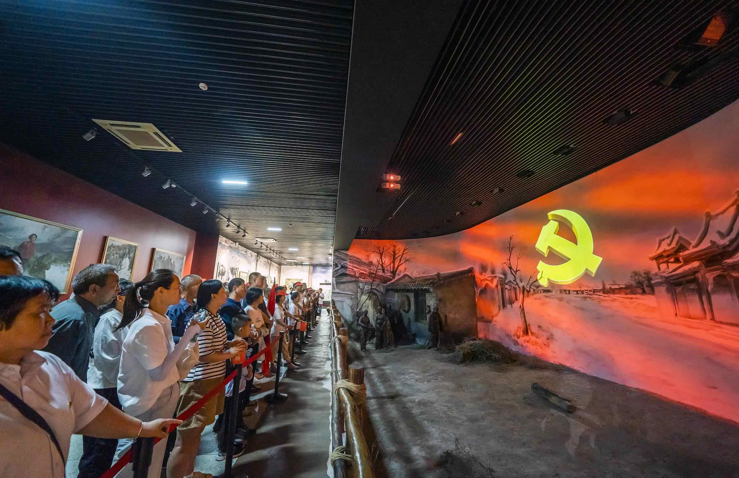 山西呂梁，游客正在文水縣劉胡蘭紀念館參觀。（圖片來源：視覺中國）