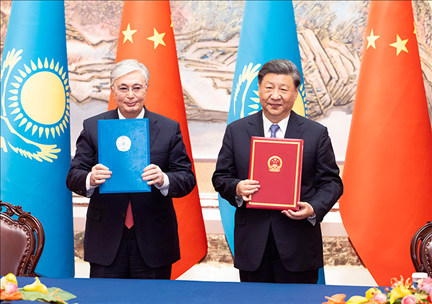2023年5月17日下午，國(guó)家主席習(xí)近平在西安同來華出席中國(guó)—中亞峰會(huì)并進(jìn)行國(guó)事訪問的哈薩克斯坦總統(tǒng)托卡耶夫會(huì)談。會(huì)談后，兩國(guó)元首簽署了《中華人民共和國(guó)和哈薩克斯坦共和國(guó)聯(lián)合聲明》，共同見證簽署經(jīng)貿(mào)、能源、交通、農(nóng)業(yè)、互聯(lián)互通、人文、地方等領(lǐng)域多項(xiàng)雙邊合作文件。新華社記者 黃敬文 攝