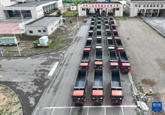 7月2日，車輛在巴克圖口岸辦理通關手續(xù)（無人機照片）。新華社發(fā)（馬丁 攝）